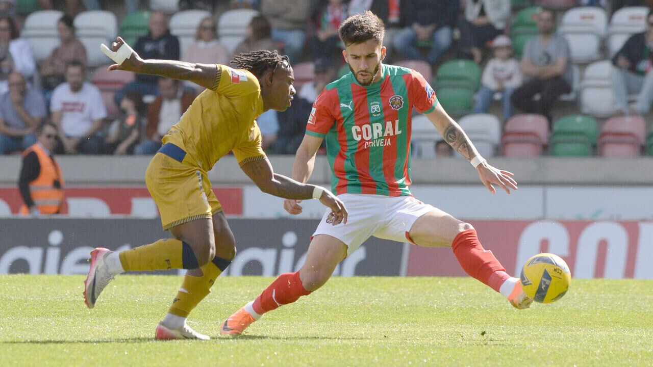 Jogadores disputam a bola durante o Marítimo-Felgueiras