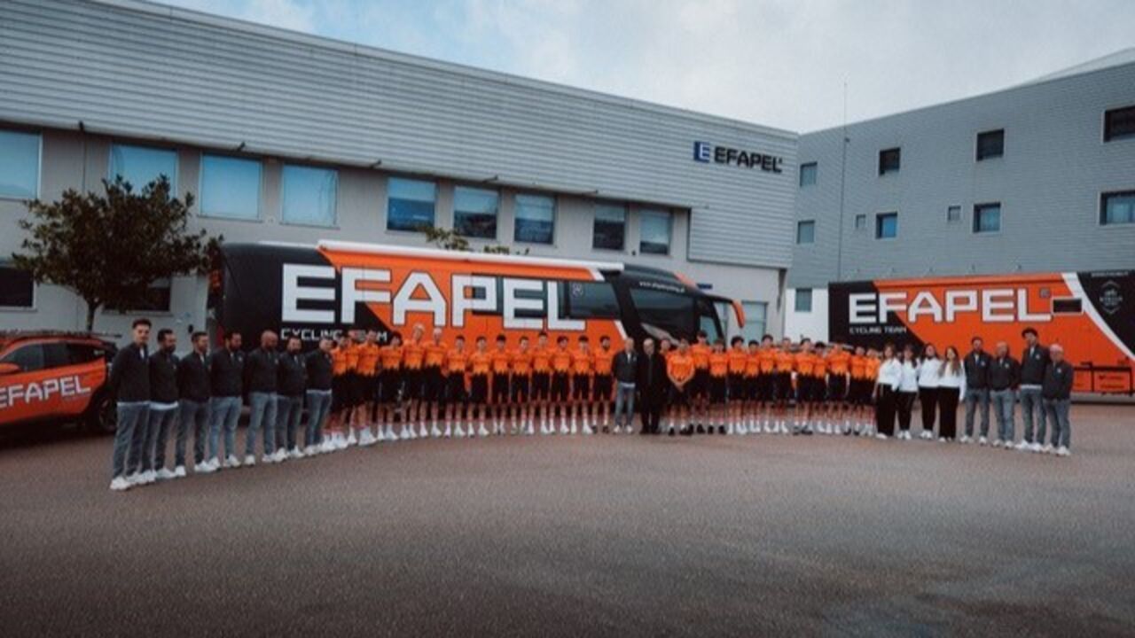 Equipa de ciclismo EFAPEL reunida para foto de grupo
