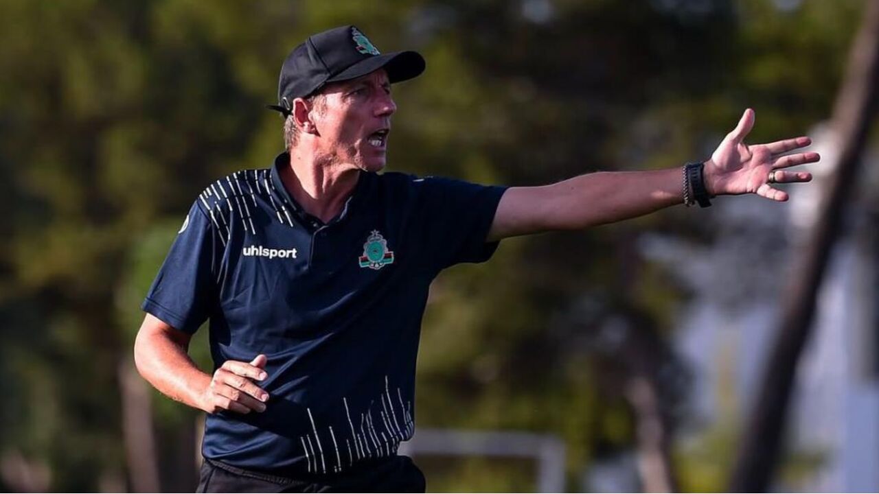 Alexandre Santos orienta o FAR Rabat num jogo da Liga dos Campeões africana.
