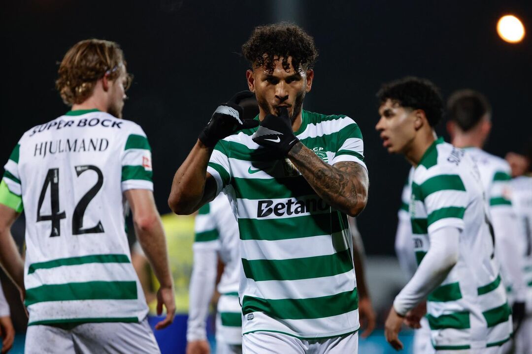 Jogador do Sporting CP celebra golo num jogo