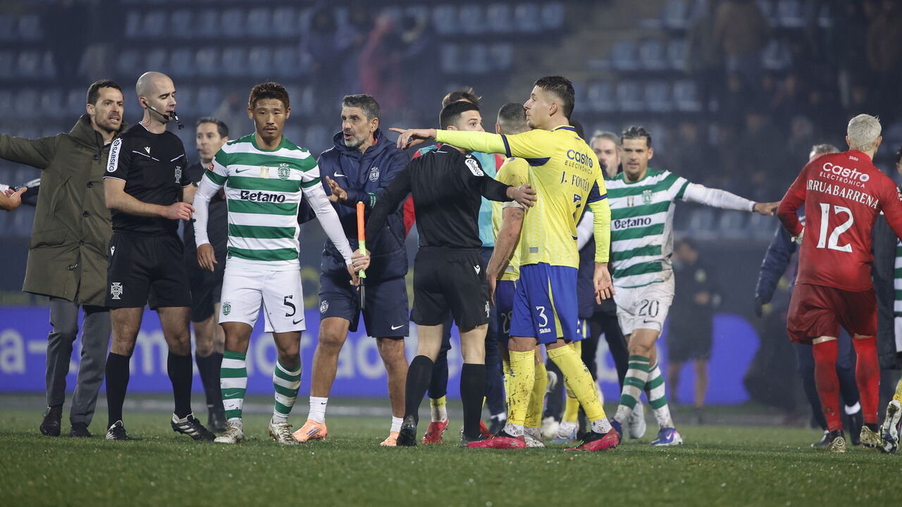 Discussão acesa entre jogadores e árbitro no Arouca-Sporting