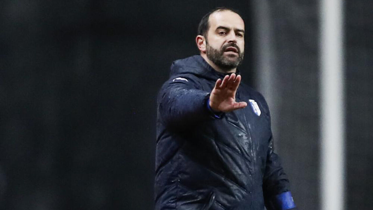 Nuno Silva reage junto ao banco de suplentes do Vizela