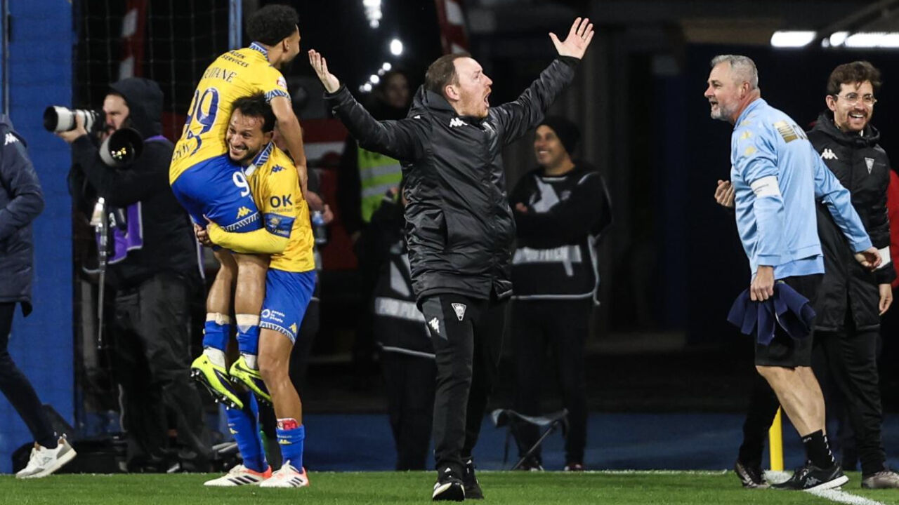 Ian Cathro com festejo efusivo no triunfo sobre o V. Guimarães (4-2)