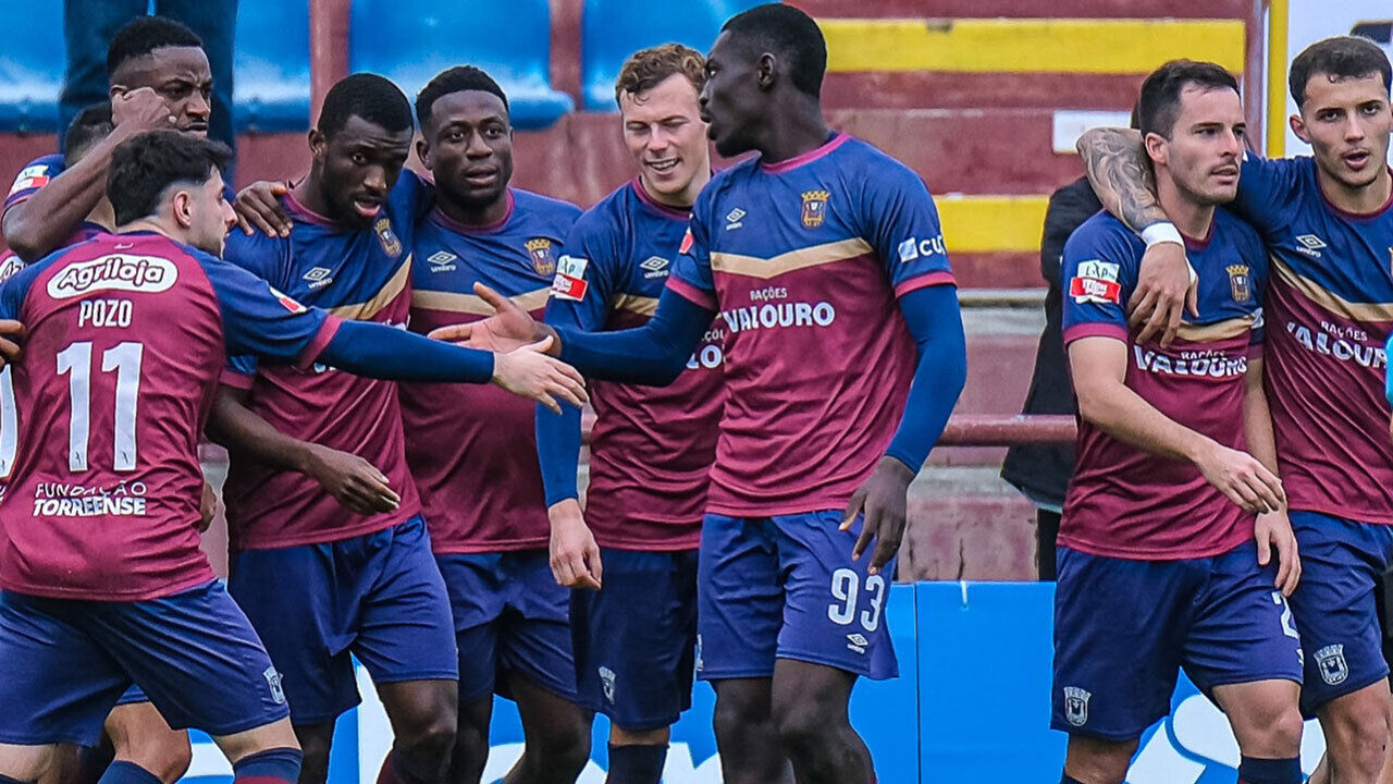 Jogadores do Torreense a celebrar 