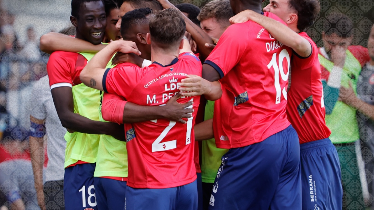 Jogadores do Trofense celebram presença na fase de campeão da Liga 3