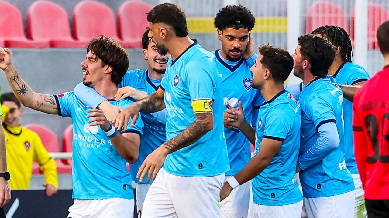 Jogadores da Oliveirense a celebrar 