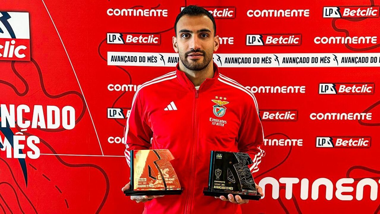 Pavlidis recebe prémios de Jogador e Avançado do mês no Benfica Campus
