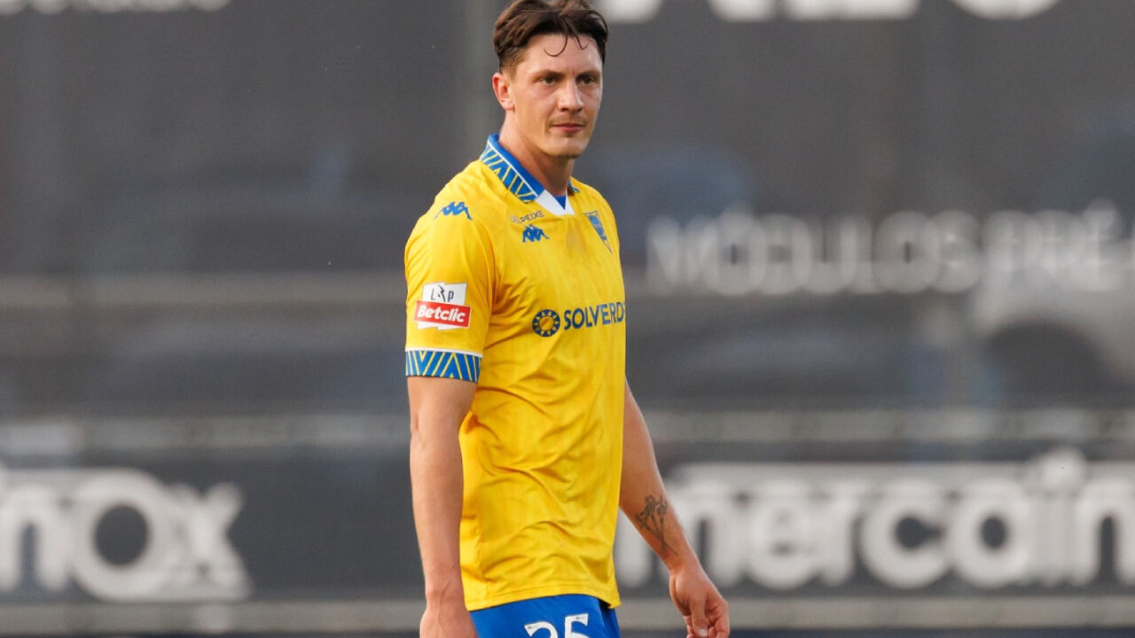 Felix Bacher, defesa-central do Estoril