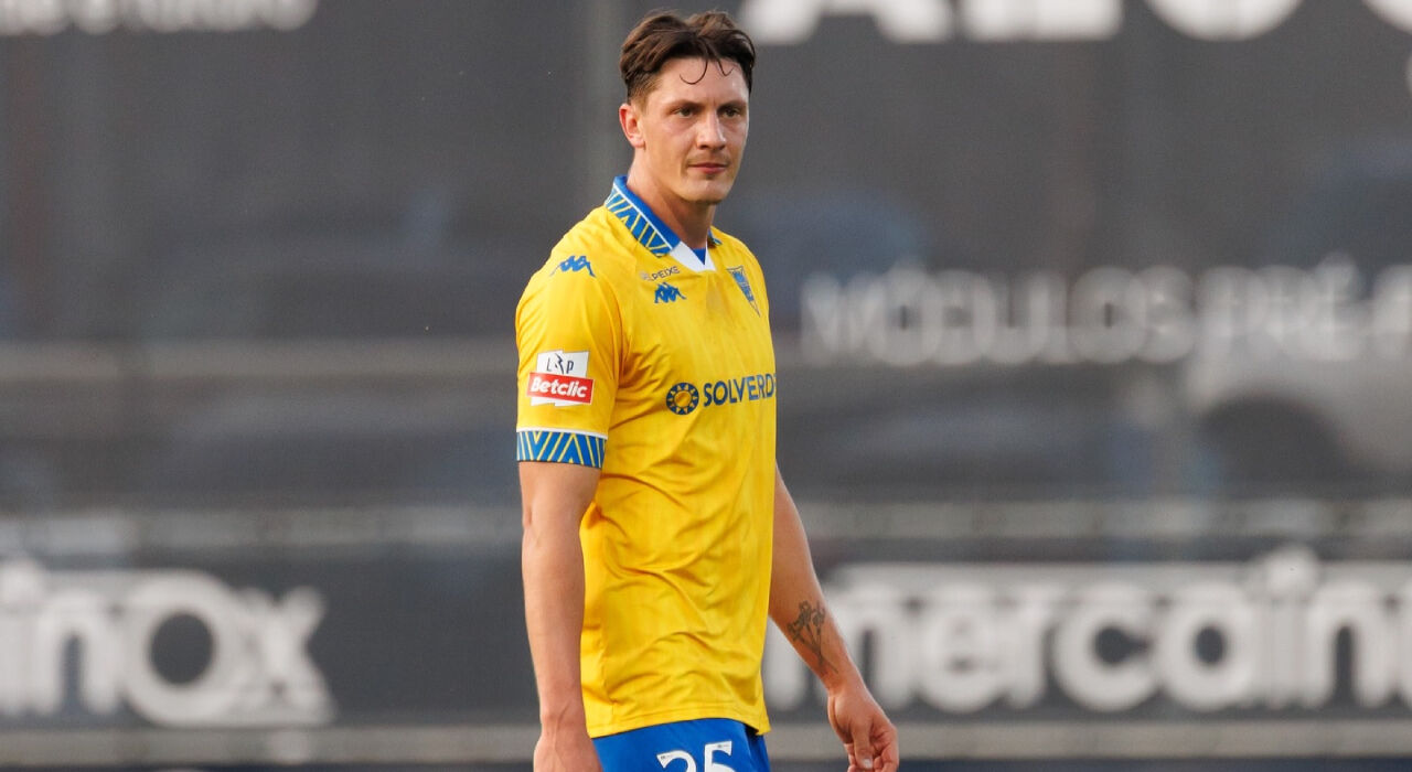 Felix Bacher, defesa-central do Estoril