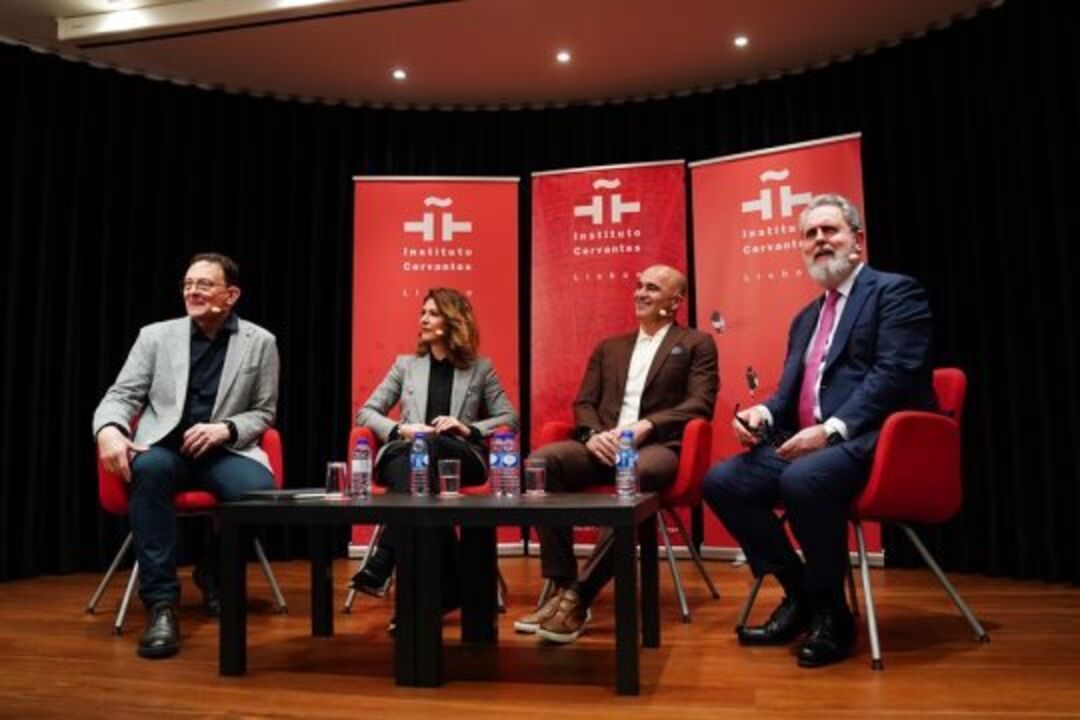 Oradores no Instituto Cervantes, em Lisboa, participam num evento