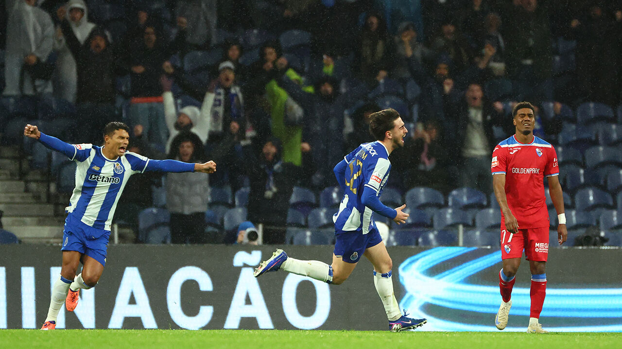 Jogadores do FC Porto festejam golo em jogo