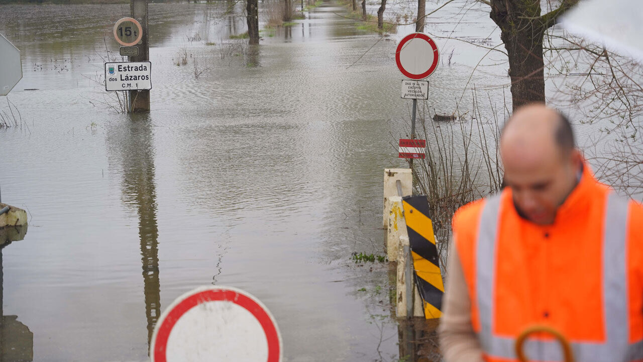 Mau tempo, inundações, estrada cortada