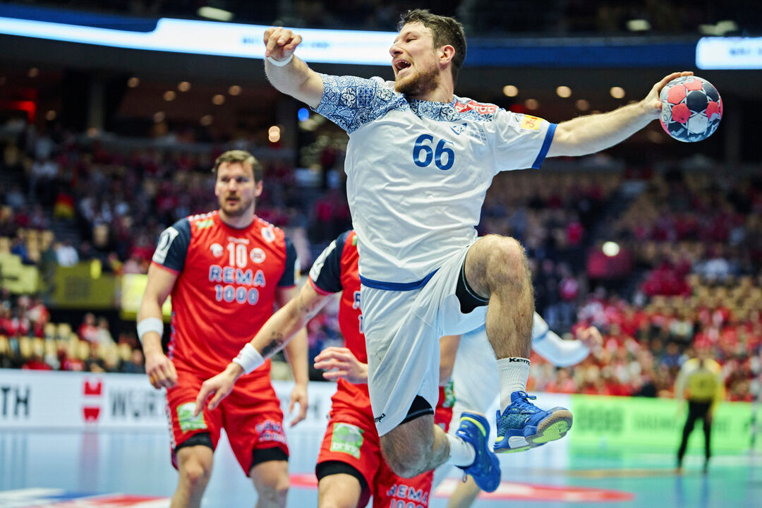 João Gomes durante encontro de Portugal frente à Noruega no Europeu de Andebol