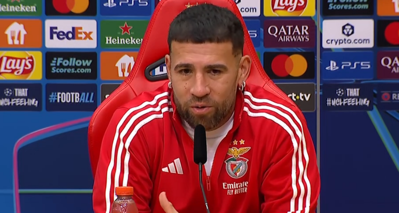 Otamendi na conferência de imprensa