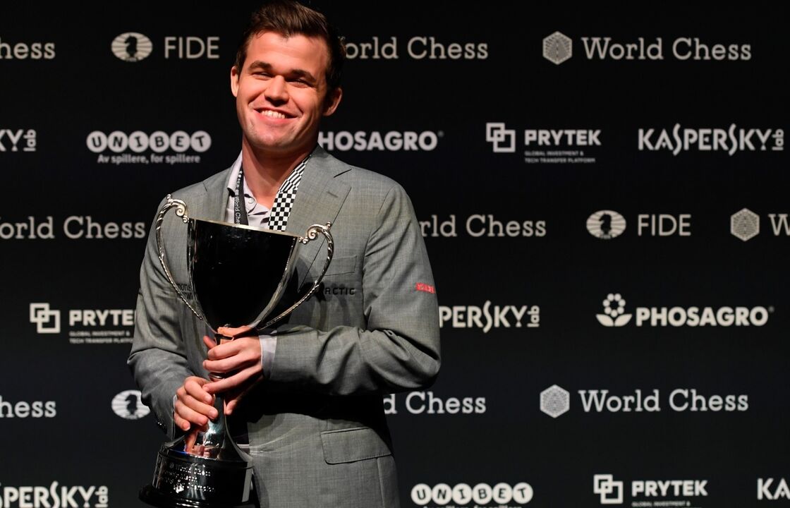 Magnus Carlsen celebra conquista em evento 