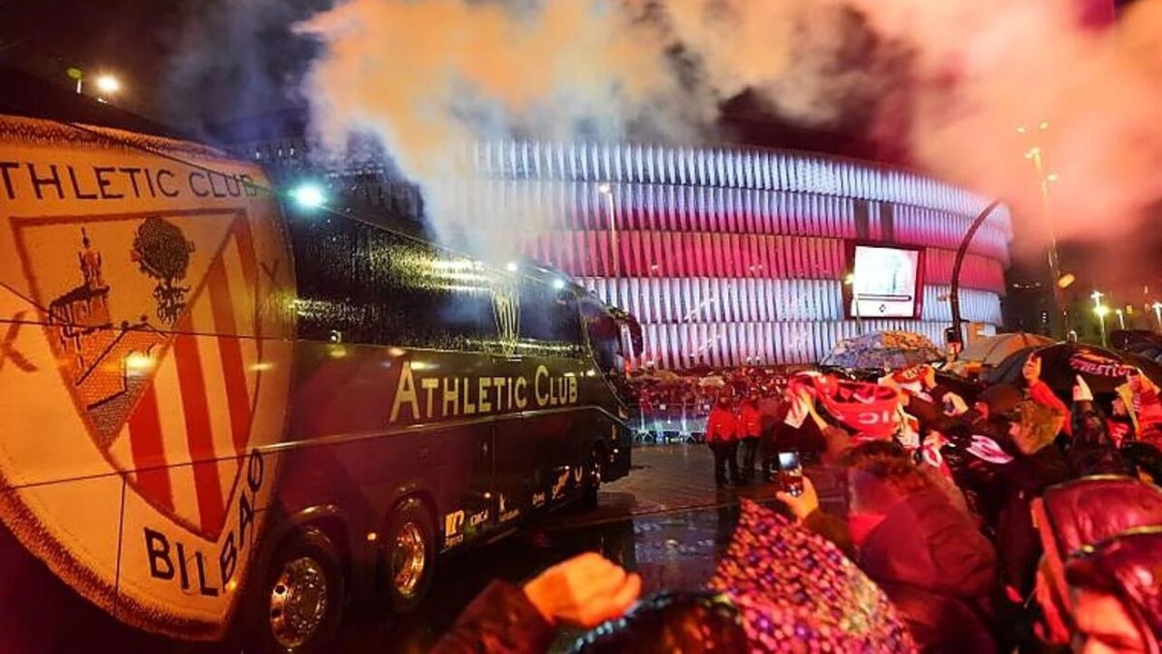 Autocarro do Athletic Club chega ao estádio San Mamés em Bilbao