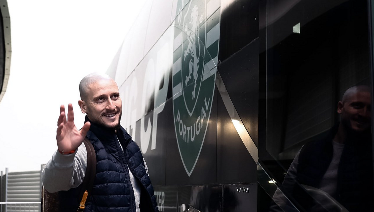 Nuno Santos sorridente na saída do José Alvalade para o aeroporto
