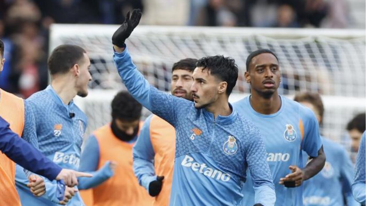 Jogadores do FC Porto em treino no relvado