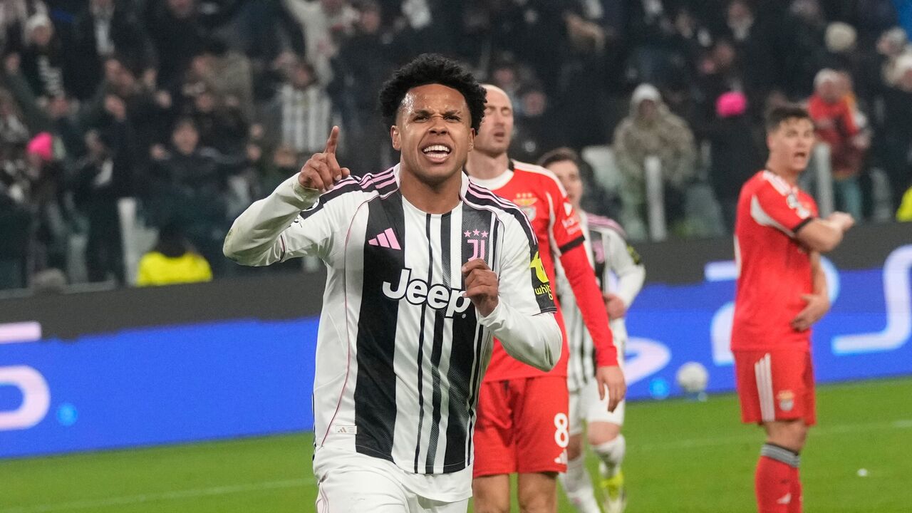 Jogador da Juventus celebra golo contra o Benfica na Liga dos Campeões