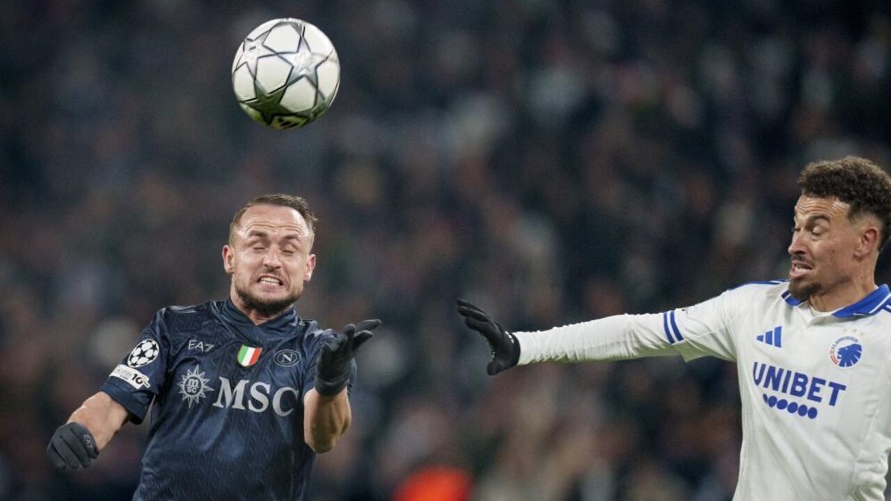 Futebolistas disputam a bola no jogo entre Nápoles e FC Copenhagen