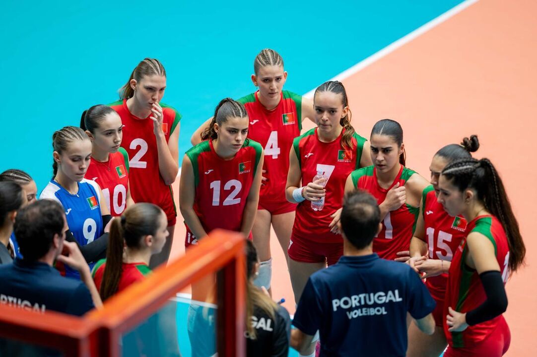Equipa de voleibol de Portugal reunida durante um jogo