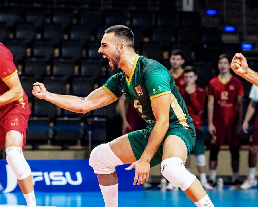 Atleta português celebra ponto em jogo de voleibol
