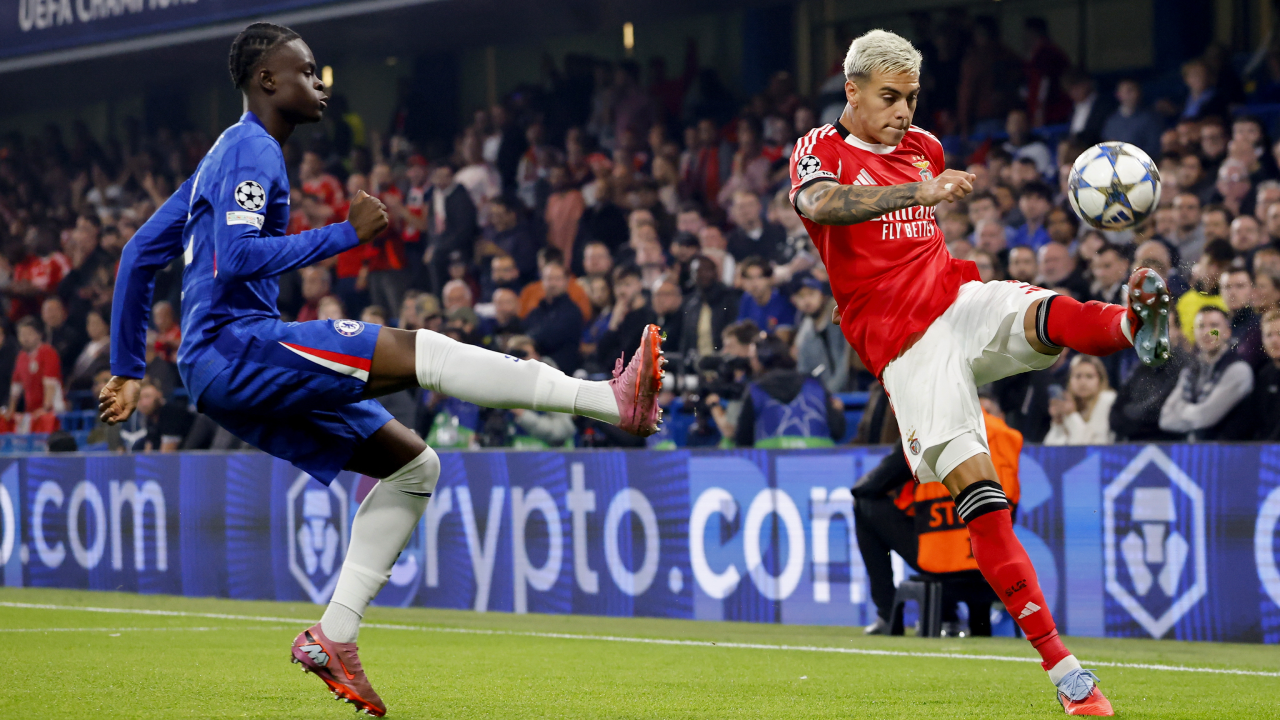 Tyrique George (à esquerda) num duelo com Enzo Barrenechea (à direita)