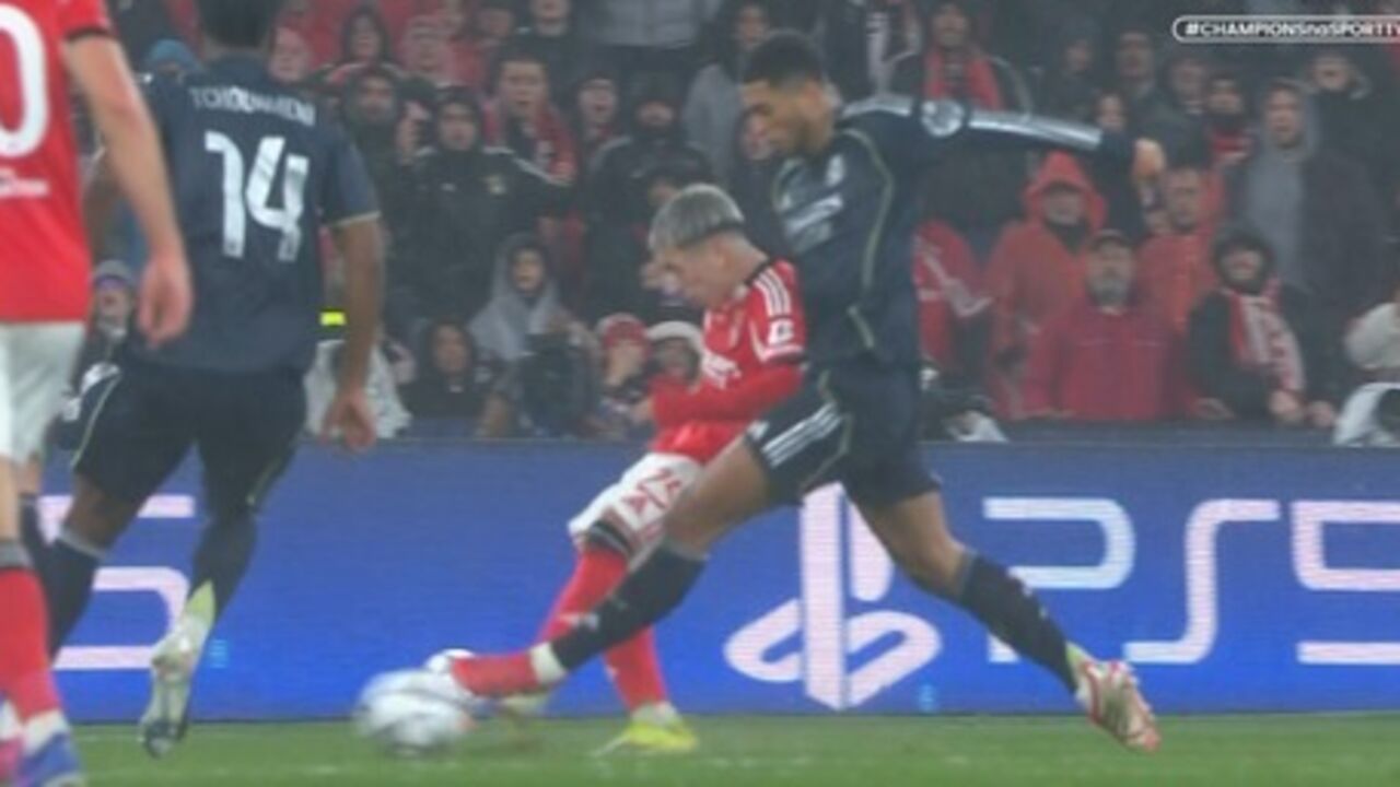 Árbitro marca penálti para o Benfica, mas VAR reverte decisão