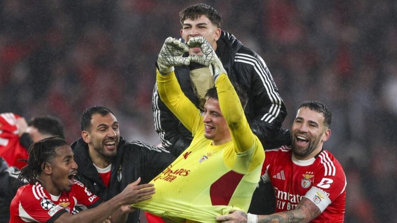 Trubin celebra com a equipa após jogo