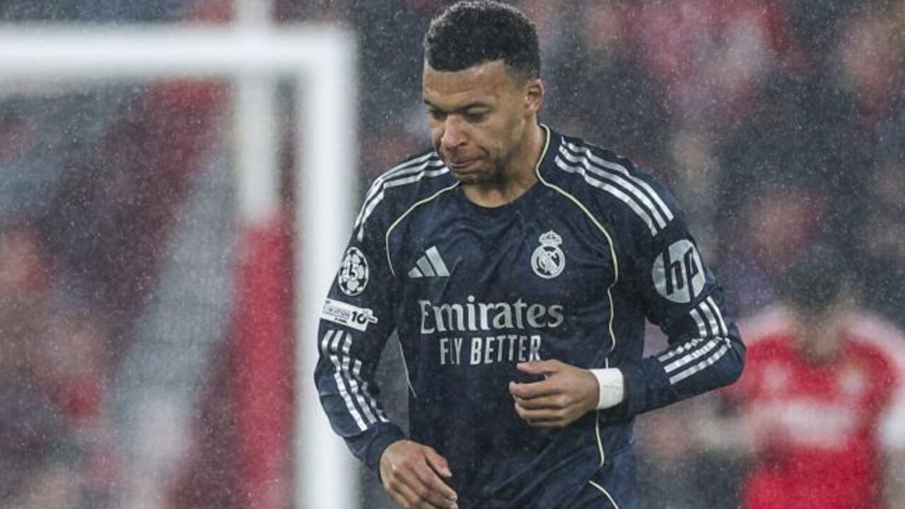 Kylian Mbappé cabisbaixo após golo do Benfica na Luz