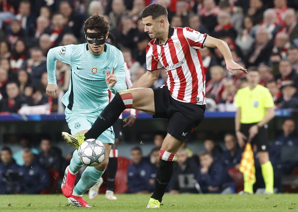 Eduardo Quaresma em ação frente ao Ath. Bilbao