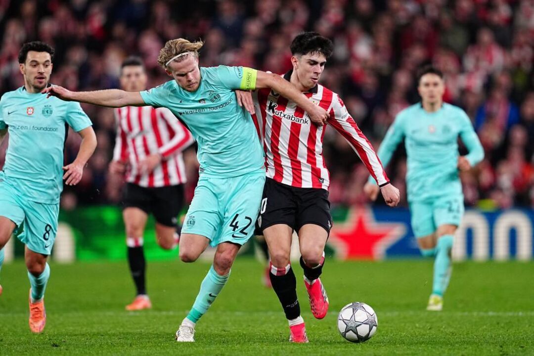 Jogo de futebol entre jogadores do Sporting e do Athletic Bilbao