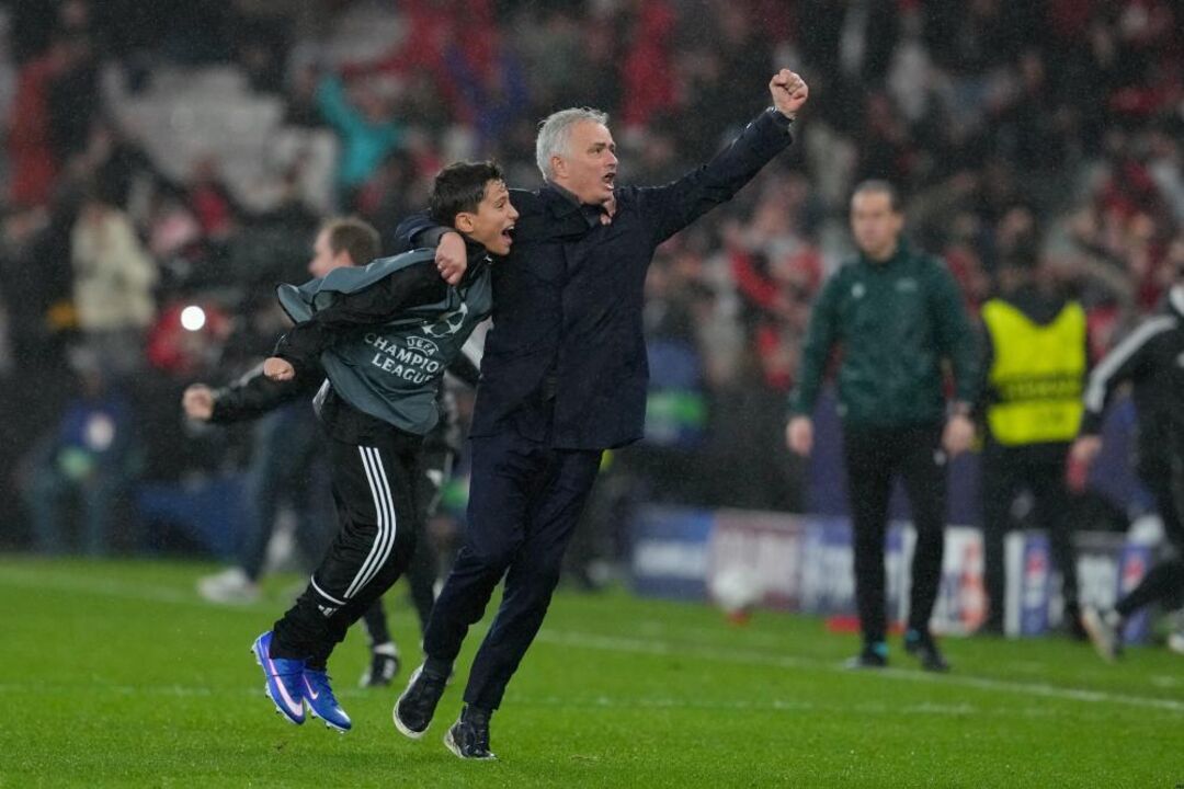 Mourinho festeja com jogador após vitória sobre Real Madrid