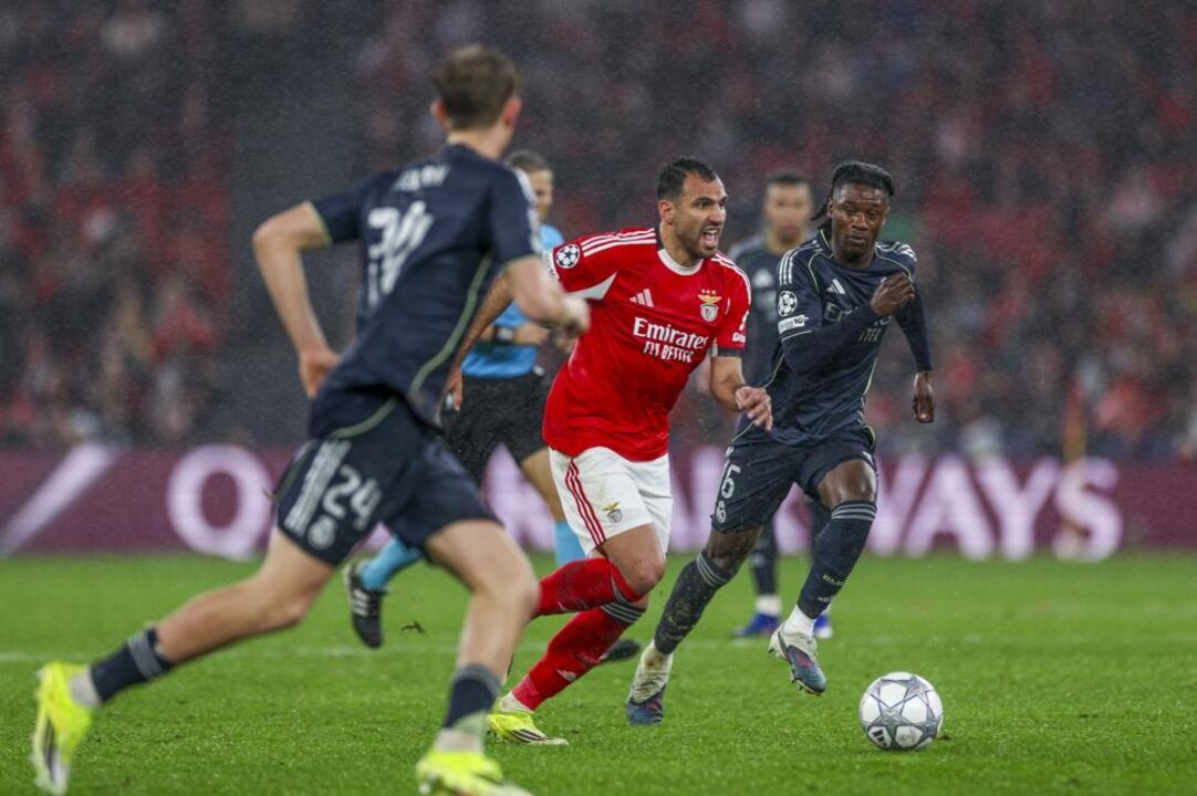 Benfica e Real Madrid disputam a bola em jogo da Liga dos Campeões