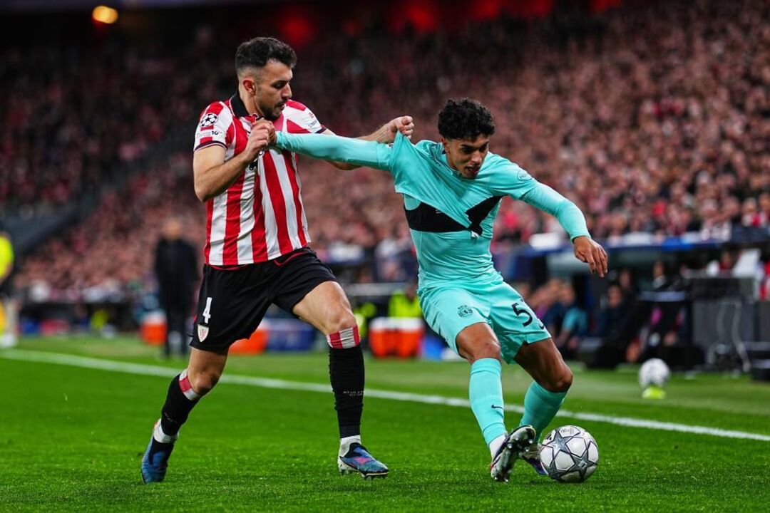 Disputa de bola entre jogadores do Ath. Bilbao e Sporting