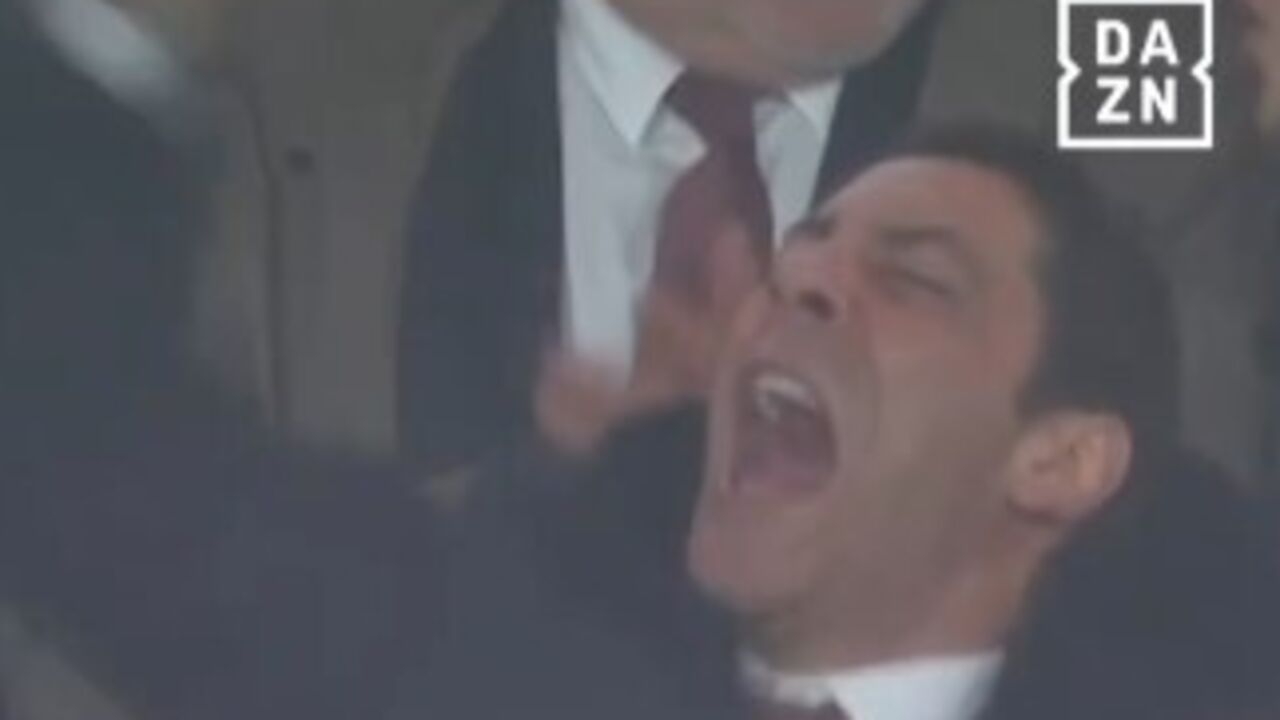 Rui Costa celebra na tribuna a vitória do Benfica sobre o Real Madrid