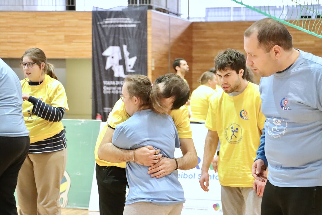 Competição de voleibol em Viana do Castelo promove inclusão com 60 participantes.

