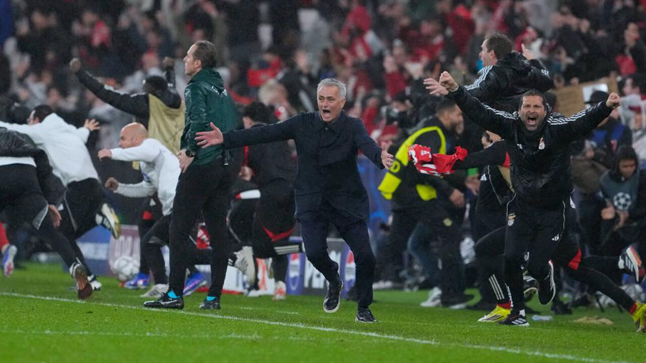 José Mourinho festeja durante a vitória do Benfica sobre o Real Madrid