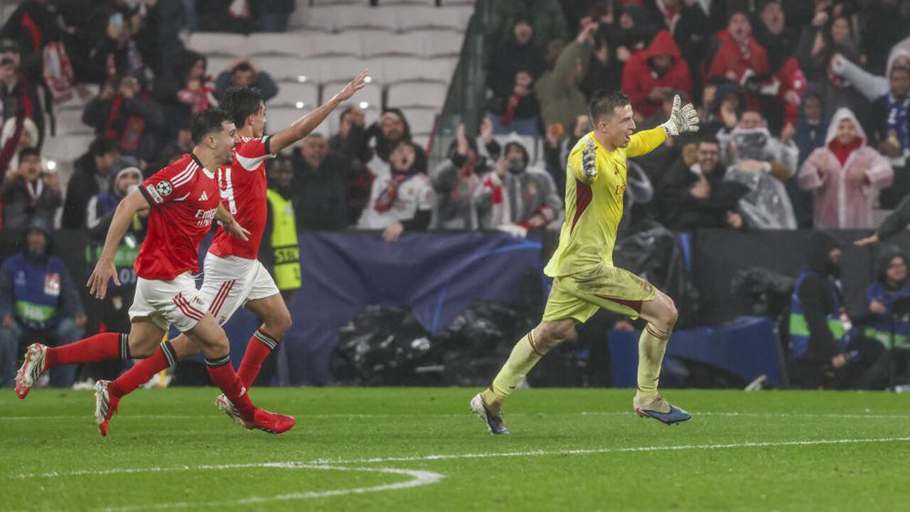 Trubin festeja com os jogadores do Benfica frente ao Real Madrid