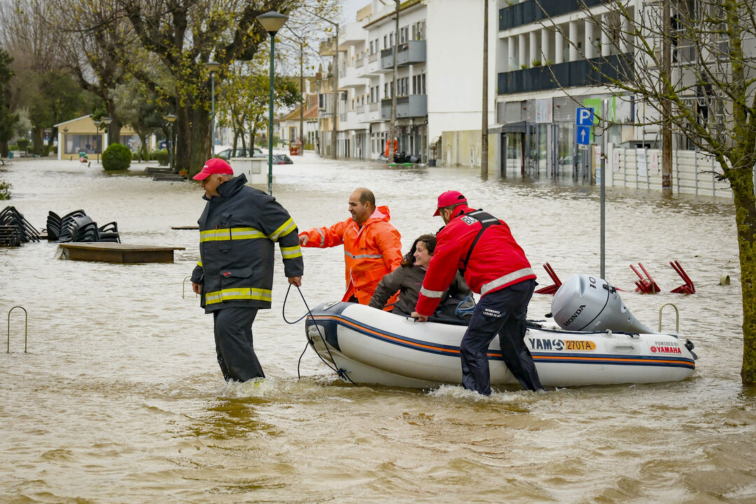 Bombeiros ajudam mulher após os efeitos da passagem da depressão Kristin
