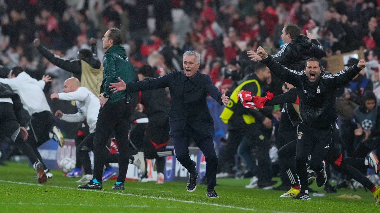 Mourinho festeja golo contra o Real Madrid