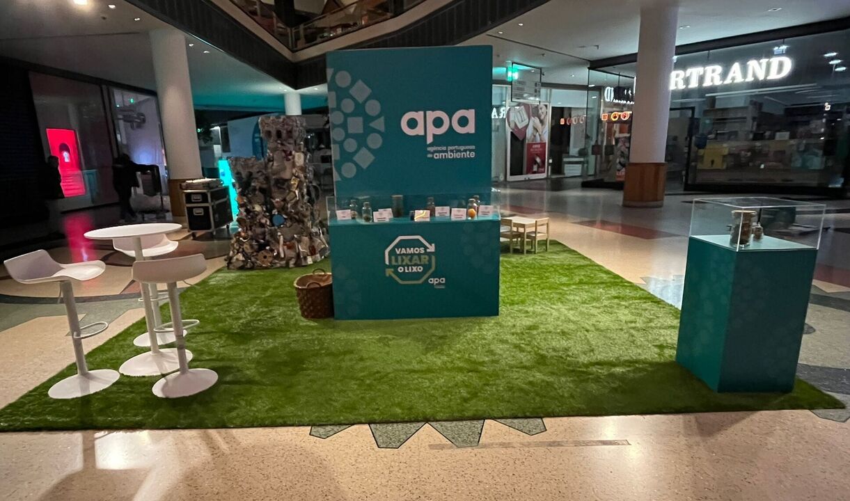 A APA promove campanha sobre lixo com exposição num centro comercial