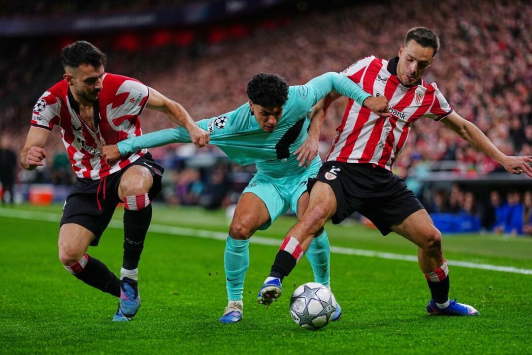 Jogadores de futebol disputam a bola durante uma partida