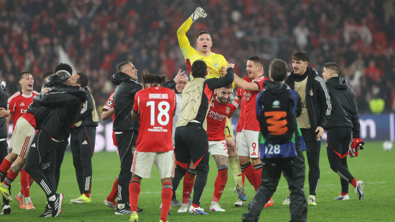 Jogadores do Benfica comemoram apuramento para o playoff da Champions após golo de Trubin frente ao Real Madrid no último segundo