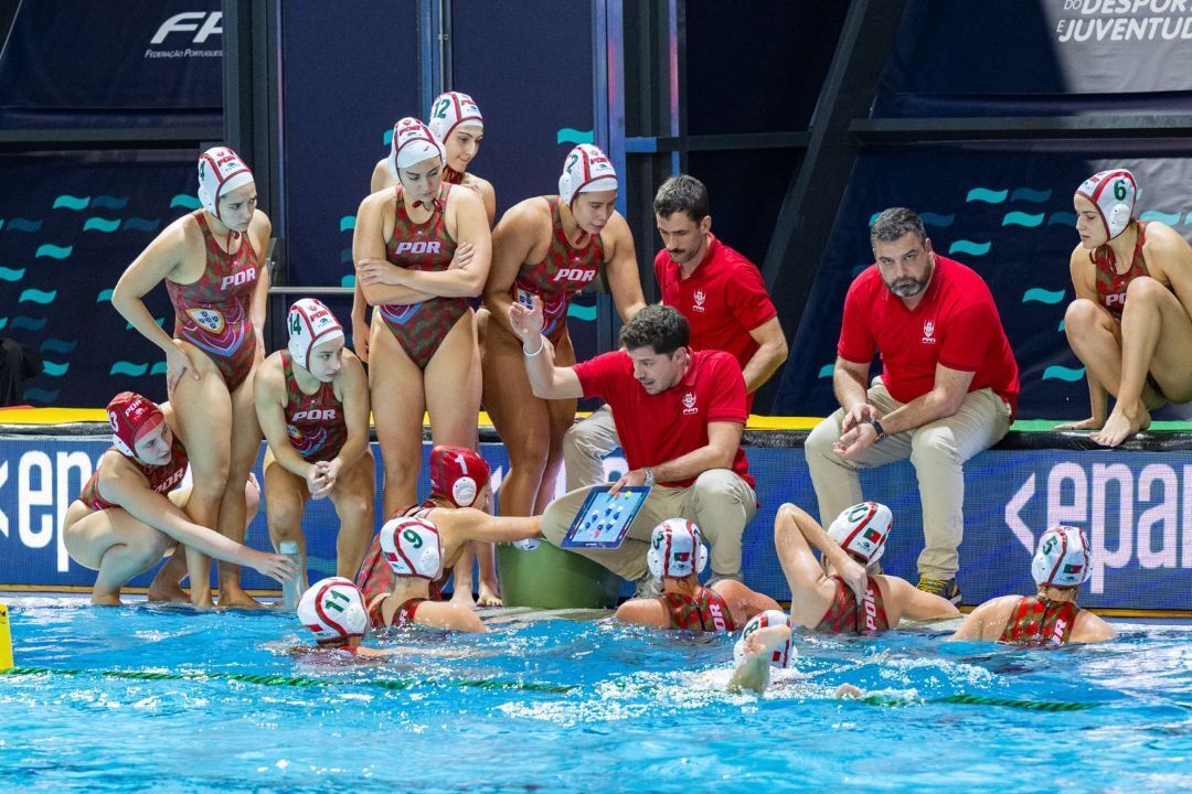 Seleção feminina de polo aquático no Funchal