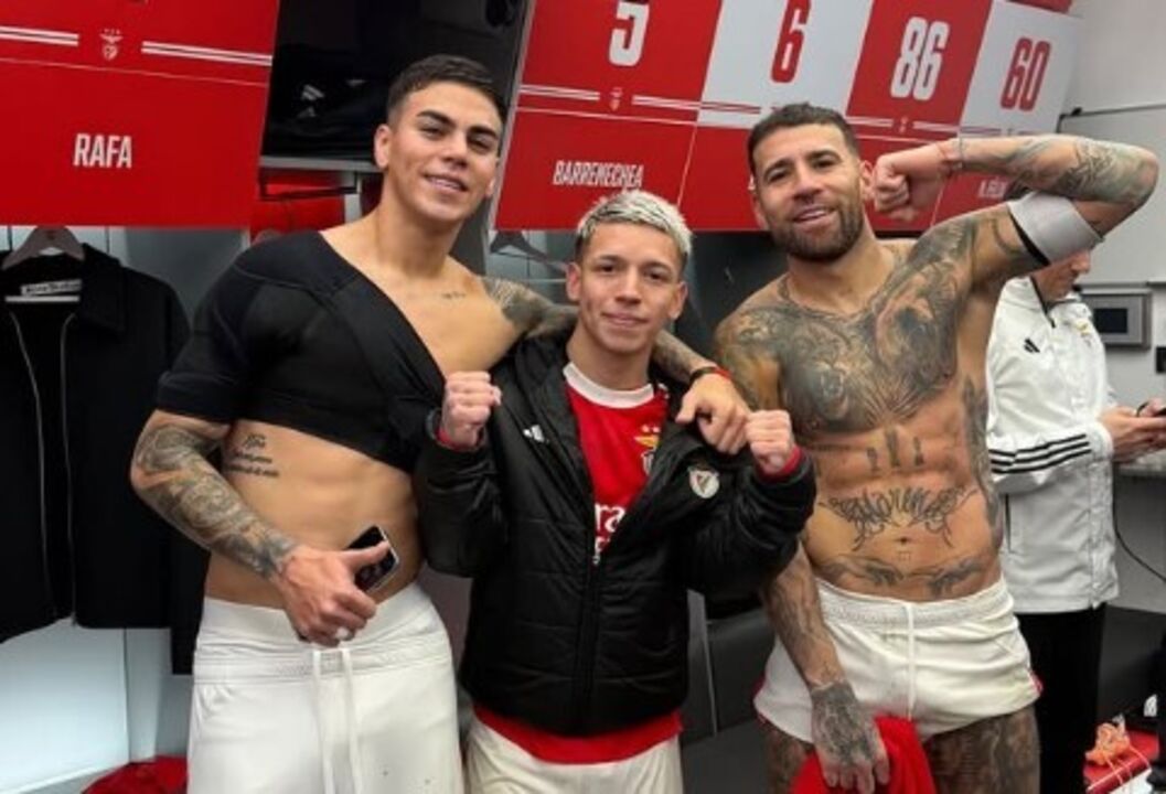 Foto tirada no balneário do Benfica mostra Barrenechea com proteção no ombro direito