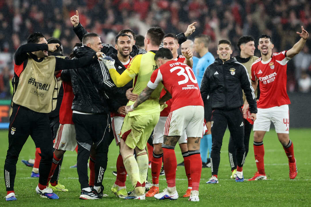 Jogadores do Benfica comemoram golo de Trubin
