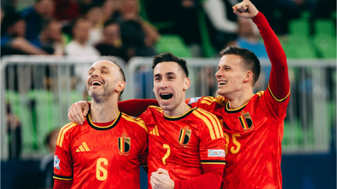 Jogadores belgas festejam apuramento no Europeu de futsal, após jogo com Espanha