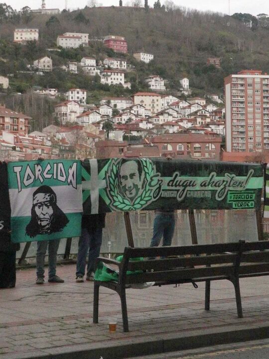 Torcida Verde homenageia adepto do Athletic em Bilbau.
