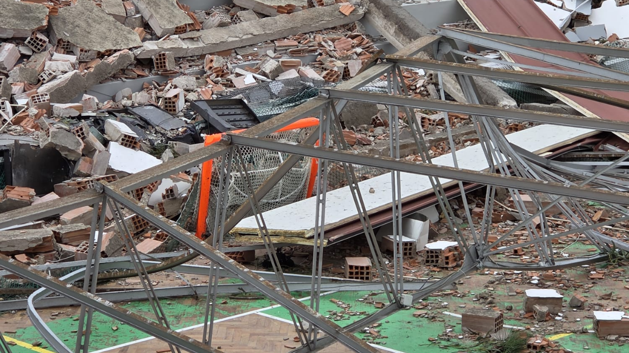 Pavilhão desabado nas Marinhas Grande no dia do 87º aniversário
